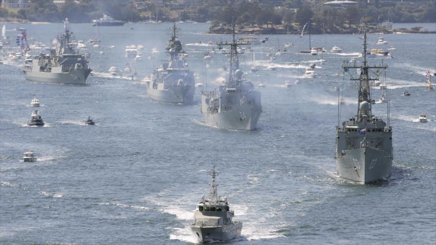 Buques de guerra de la Real Marina Australiana navegan cerca de la bahía de Sídney. (Foto: Reuters)