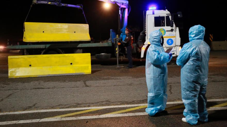 Policía kazaja bloquea la entrada de la ciudad de Almaty ante el brote del nuevo coronavirus, causante de la COVID-19, 19 de marzo de 2020. (Foto: AFP)