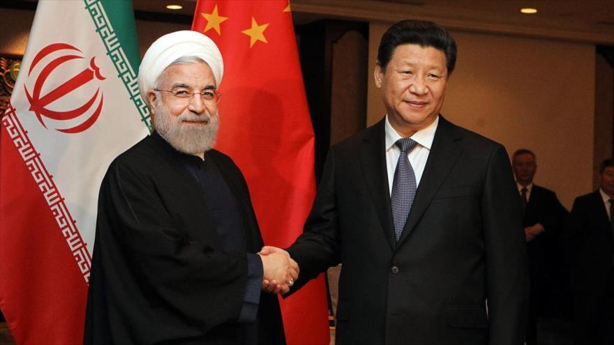 El presidente de Irán, Hasan Rohani (izda.), saluda a su homólogo chino, Xi Jinping, 23 de abril de 2015.