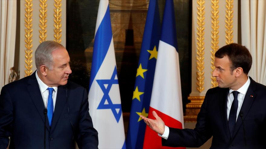El primer ministro israelí, Benjamin Netanyahu (izda.), y el presidente francés, Emmanuel Macron, en una reunión en el Palacio del Elíseo, en París.