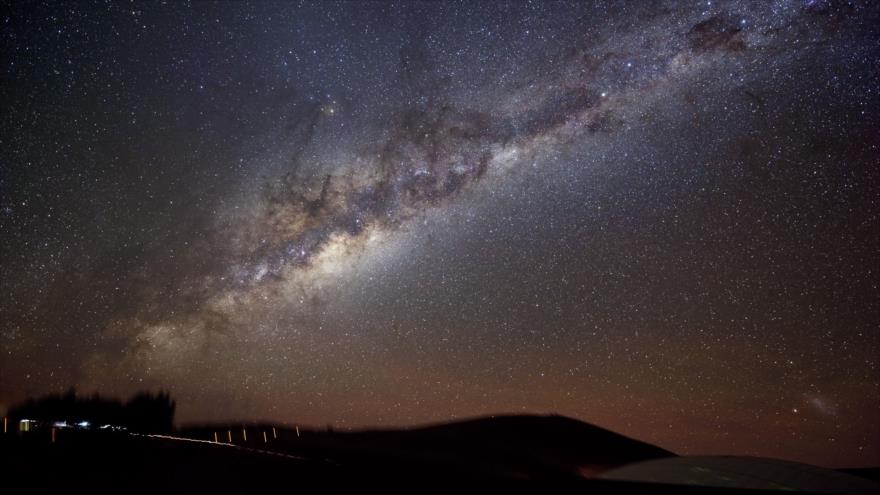 Astrónomos descubren una muralla de 1400 millones de años luz de largo detrás de la Vía Láctea.
