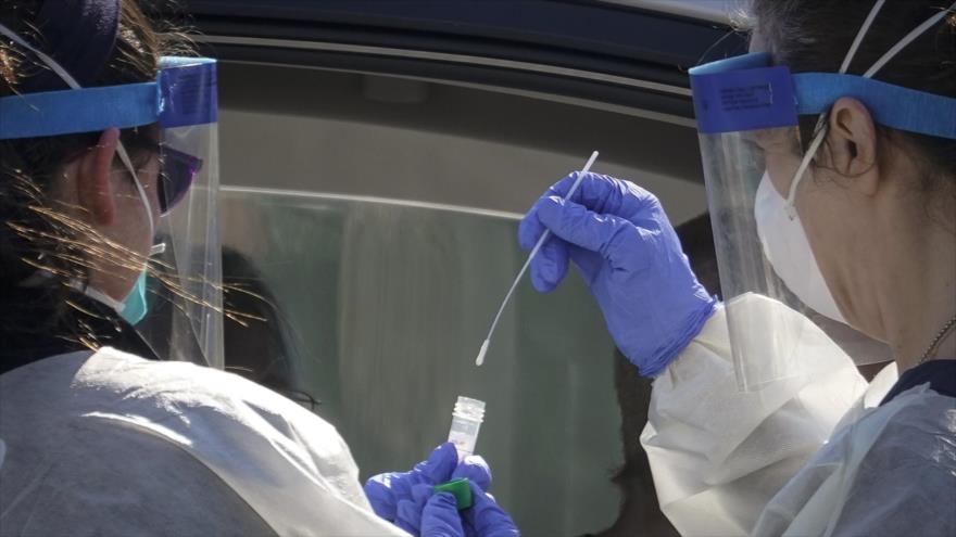 Expertos realizan una prueba de la COVID-19 en un laboratorio en la Universidad Trinity, Washington, EE.UU., 2 de abril de 2020. (Foto: AFP)