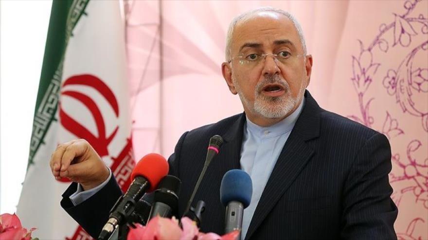 El canciller iraní, Mohamad Yavad Zarif, habla en un acto oficial en Teherán, la capital persa.