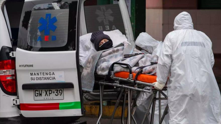 Un personal sanitario traslada en ambulancia a un enfermo infectado por el coronavirus en Santiago, la capital chilena.