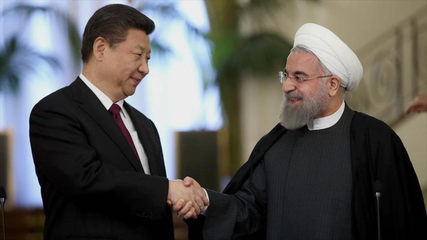 El presidente de Irán, Hasan Rohani (dcha.), y su par chino, Xi Jinping, en Teherán, capital persa, 23 de enero de 2020.