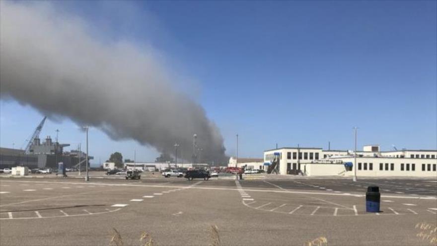 Explosión deja entre llamas a portaviones de EEUU en San Diego