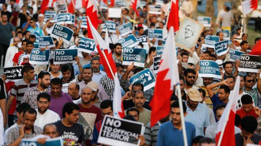 Un grupo de bareiníes se manifiesta en apoyo a la democracia en las calles de Manama, la capital de Baréin.