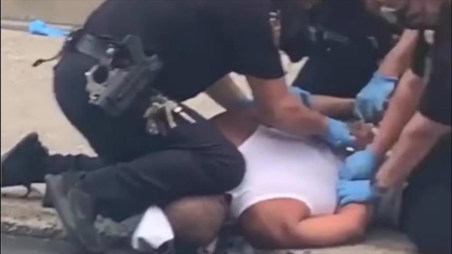 Vídeo: Otro policía pone rodilla en cuello de hombre negro en EEUU