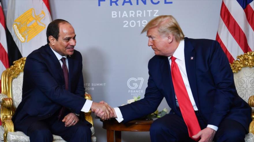 El presidente de EEUU, Donald Trump (dcha.), reunido con su par egipcio, Abdel Fatah al-Sisi, en la ciudad francesa de Biarritz, 26 de agosto de 2019.