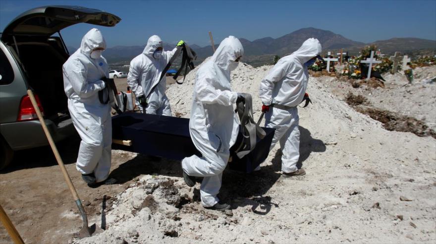 Trabajadores de un cementerio llevan el ataúd de una víctima de coronavirus en el cementerio en Tijuana, México, 22 de abril de 2020. (Foto: Reuters)