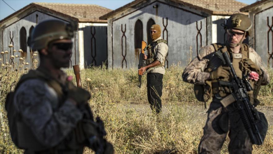 Un miembro de las llamadas Fuerzas Democráticas (FDS), junto a las tropas de EE.UU., patrulla una localidad de Al-Hasaka, Siria, 7 de enero de 2020.