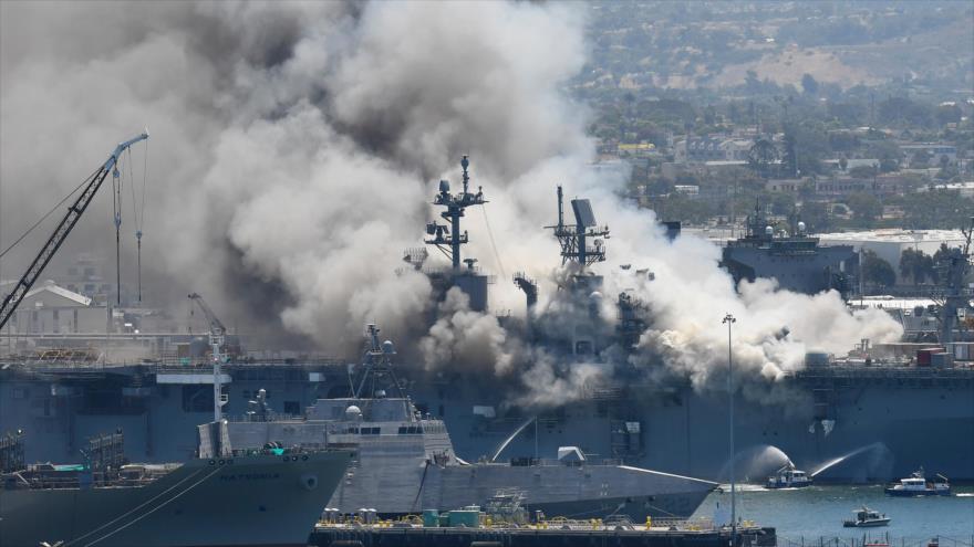 Buque USS Bonhomme Richard de EE.UU., anclado en puerto de la ciudad de San Diego, arde tras una explosión, 12 de julio de 2020. (Foto: AP)