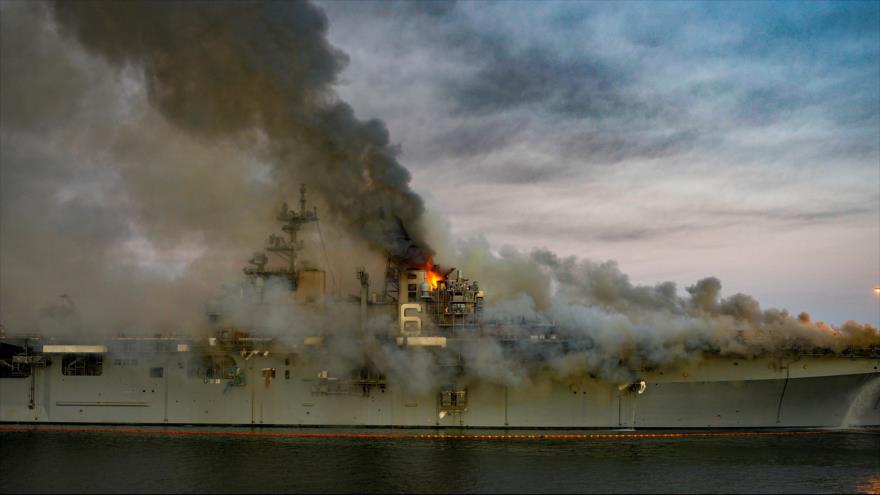 El buque de la Armada de EE.UU. USS Bonhomme Richard, anclado en el puerto de San Diego, se halla envuelto en llamas tras una explosión, 12 de julio de 2020.