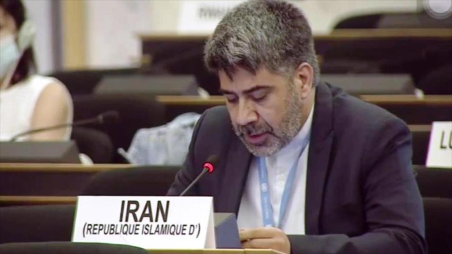 El representante de Irán ante el CDHNU, Seyed Mohamad Sadatineyad, habla en una sesión de este consejo en Ginebra, Suiza, 15 de julio de 2020.