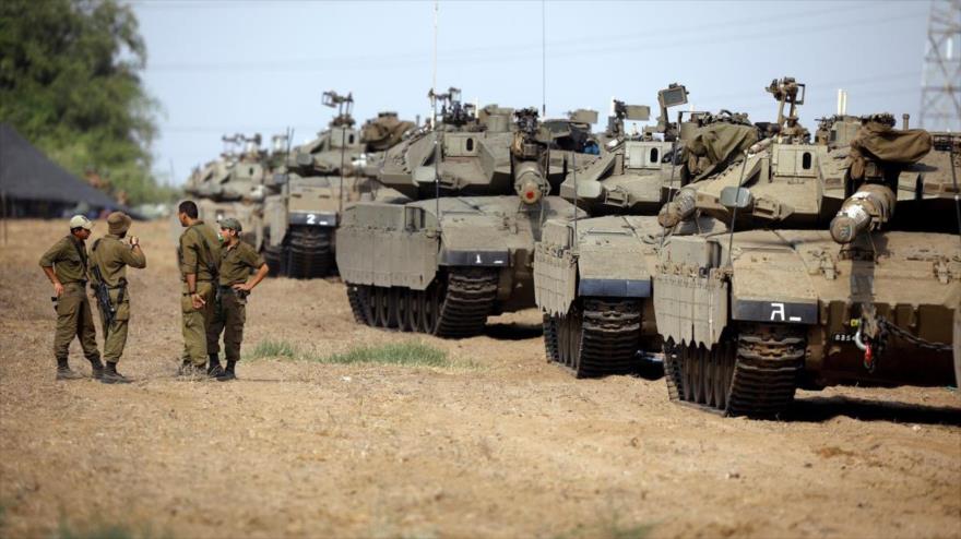 Soldados israelíes junto a sus tanques cerca de la Franja de Gaza, 18 de octubre de 2018. (Foto: Reuters)