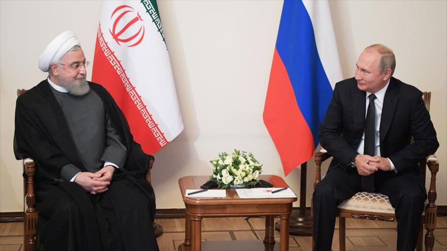 Los presidentes de Irán y Rusia, Hasan Rohani (izq.) y Vladimir Putin, respectivamente, en una reunión en Armenia, 1 de octubre de 2019. (Foto: AFP)