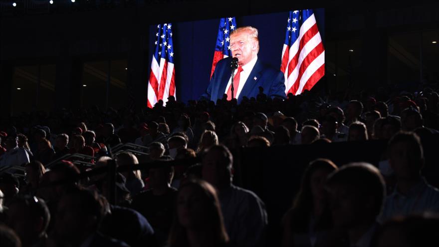 Una pantalla muestra al presidente de EE.UU., Donald Trump, ofreciendo un discurso en un mitin electoral, Dakota, 3 de julio de 2020. (Foto: AFP)