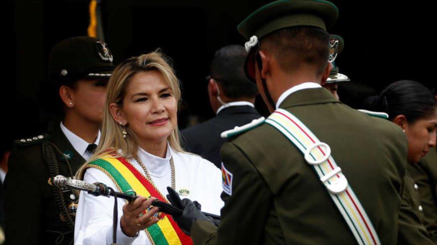 La autoproclamada presidenta de Bolivia, Jeanine Áñez, en un acto en la Academia Nacional de Policía de La Paz. (Foto: Reuters)