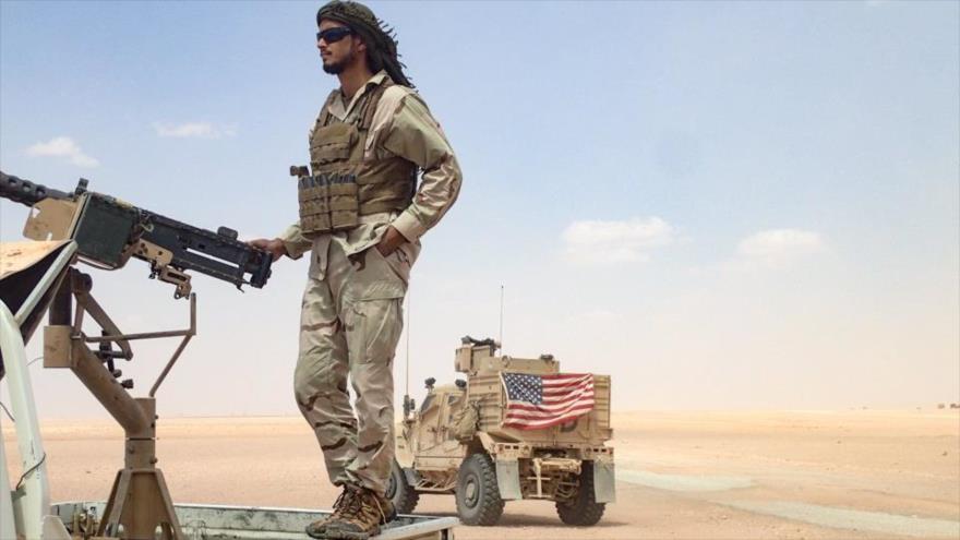Un efectivo del Ejército de EE.UU. patrulla en la desértica región de Al-Tanf, situada en el extremo suroriental de la provincia siria de Homs.