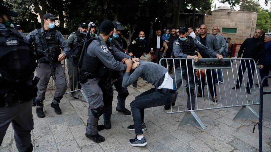 Fuerzas israelíes detienen a un palestino cerca de la Mezquita Al-Aqsa, en Al-Quds (Jerusalén), 24 de mayo de 2020. (Foto: AFP)