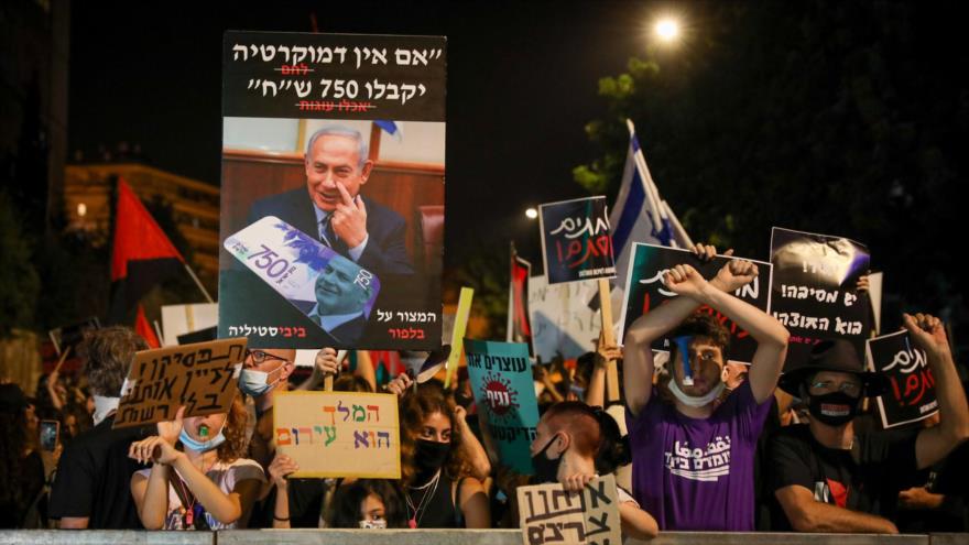 “Vete a la cárcel”: Manifestantes gritan ante residencia de Netanyahu