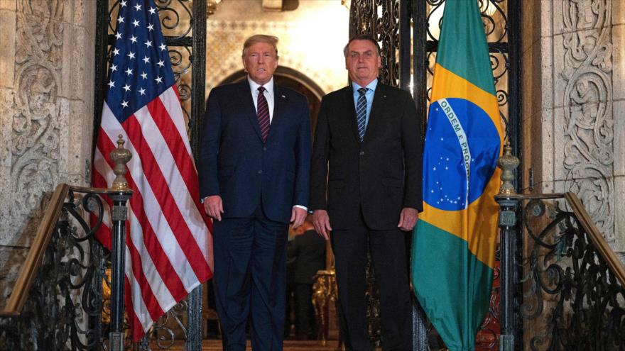 El presidente brasileño, Jair Bolsonaro (dcha.), y su par estadounidense, Donald Trump, en Florida (EE.UU.), 7 de marzo de 2020. (Foto: AFP)