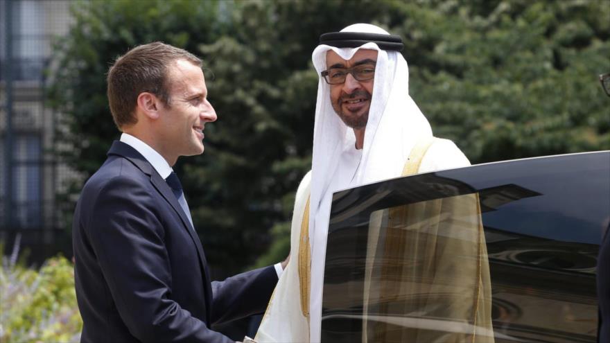 El príncipe heredero emiratí, Muhamad bin Zayed Al-Nahyan, durante una visita con el presidente francés, Emmanuel Macron, en París.