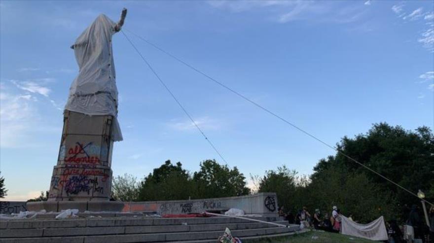 Manifestantes antirracistas atacan la estatua de Colón en Chicago