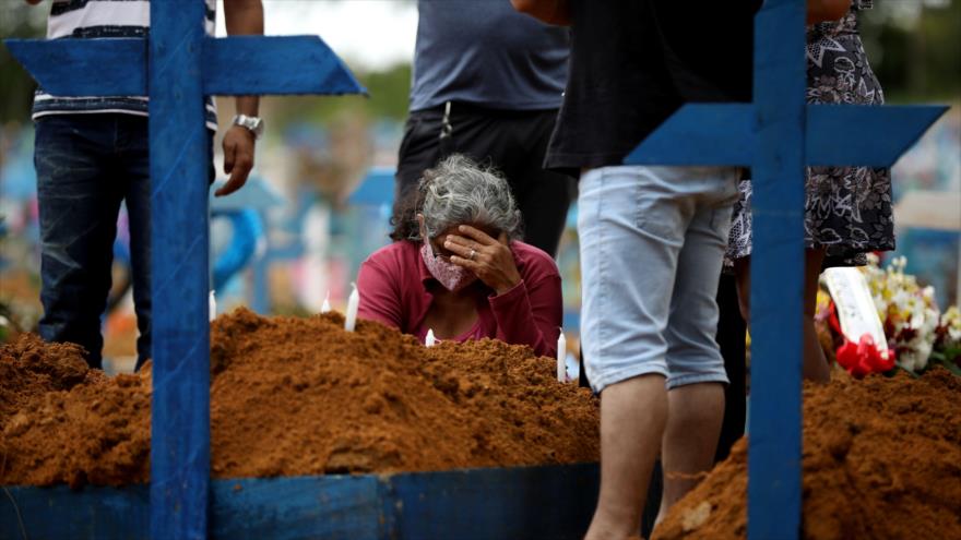 Familiares de fallecidos por la COVID-19 en cementerio Parque Taruma en Manaus, Brasil. (Foto: Reuters).