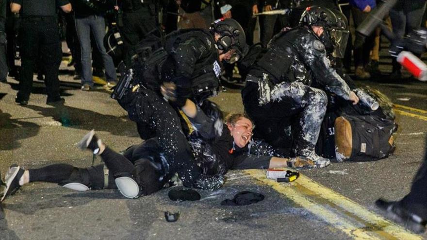 Vídeo: Policía secreta de EEUU dispara en la cara de un manifestante | HISPANTV