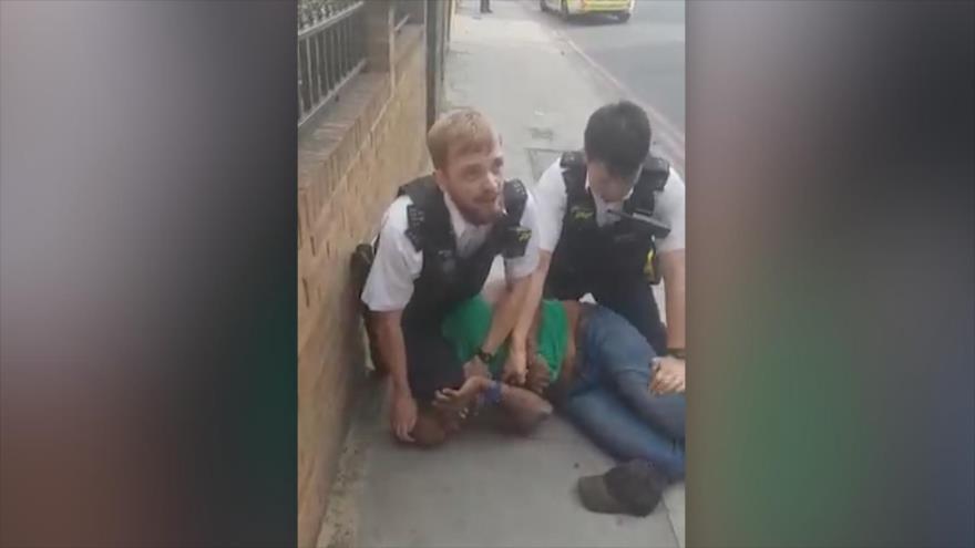 Vídeo: Policía británico se arrodilla sobre el cuello de un negro | HISPANTV