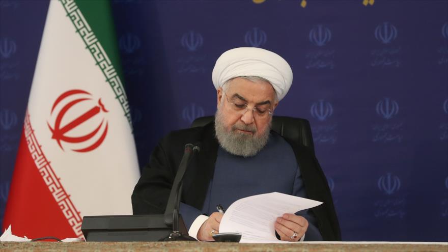 El presidente de Irán, Hasan Rohani, escribe una nota durante una reunión de su Gabinete en Teherán, 18 de julio de 2020.