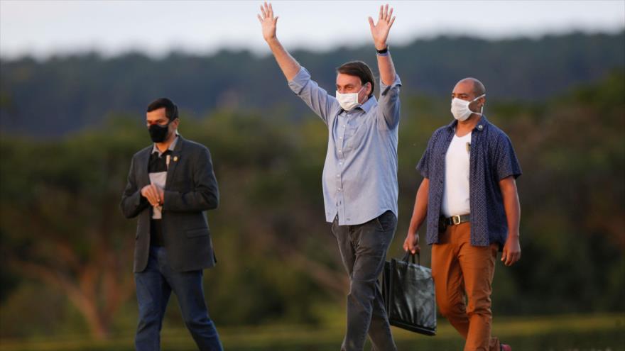 Bolsonaro, aún con COVID-19, recibe a cientos de partidarios