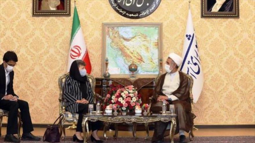 El jefe de la Comisión de Seguridad Nacional del Parlamento iraní, Moytaba Zonnuri, y la embajadora de Australia en Teherán, Lyndall Sachs, 20 de julio de 2020.
