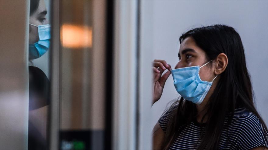 Una mujer utiliza una mascarilla en Florida, sureste de EE.UU. para protegerse del nuevo coronavirus. 29 de junio de 2020. (Foto: AFP)