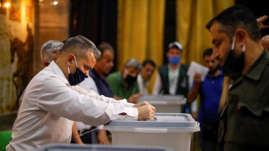 Un ciudadano sirio emite su voto durante las elecciones parlamentarias, julio de 2020.