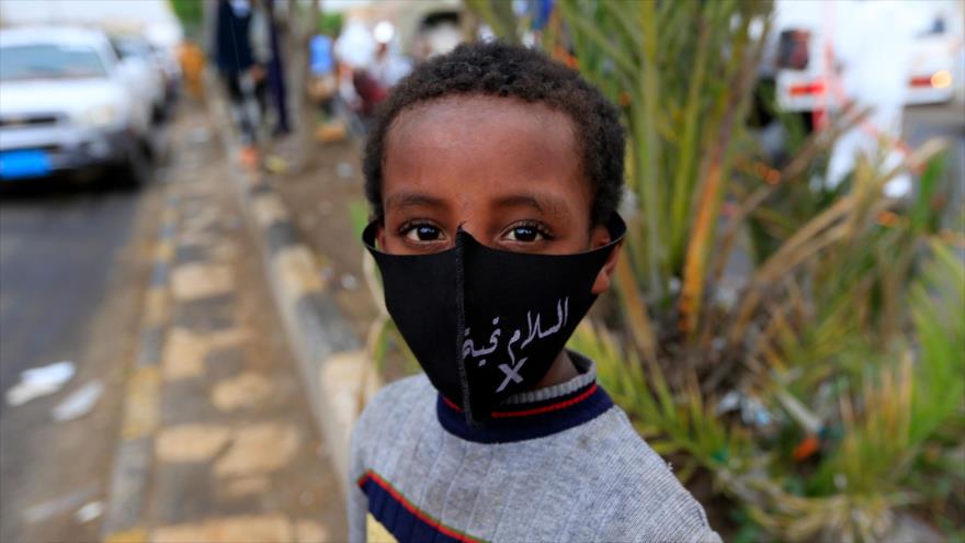 Un niño yemení se protege con una mascarrilla facial para evitar el contagio del nuevo coronavirus, causante de COVID-19, Saná (capital), 21 de mayo de 2020. (Foto: AFP)