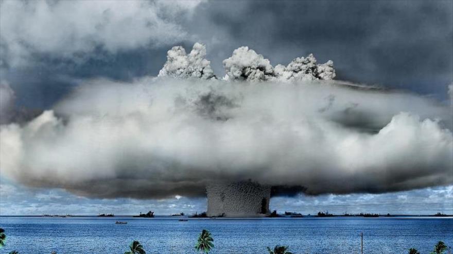 Una nube de hongo se eleva tras la explosión inicial de la prueba de bomba atómica de EE.UU. frente a la costa de Bikini Atoll, Islas Marshall, julio de 1946.