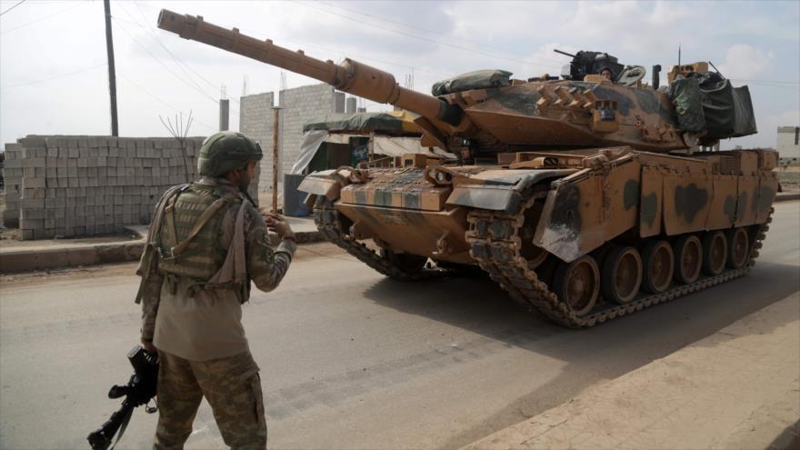 Tropas turcas patrullan en la ciudad de Atareb, en el campo occidental controlado por los grupos armados en Alepo, Siria, 19 de febrero de 2020. (Foto: AFP)