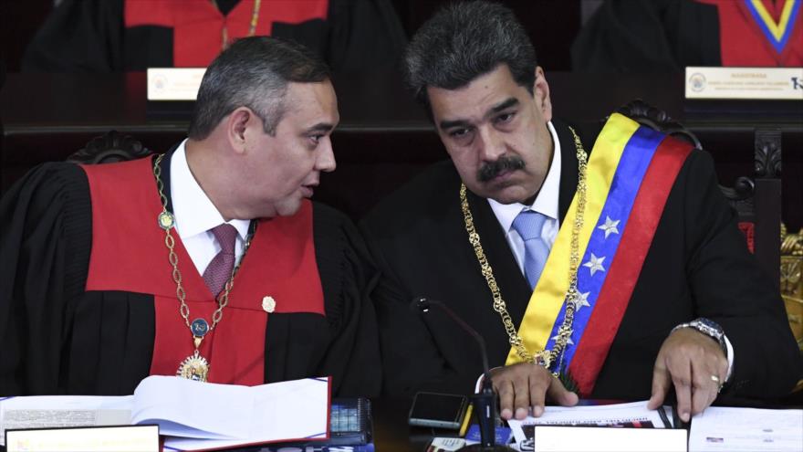 El presidente de Venezuela, Nicolás Maduro (dcha.) y el presidente de TSJ del país bolivariano, Maikel Moreno en Caracas, la capital, 31 de enero de 2020.