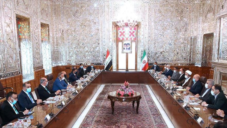 El presidente del Parlamento iraní, Mohamad Baqer Qalibaf y el primer ministro iraquí, Mustafa al-Kazemi, en Teherán, 22 de julio de 2020. (Foto: Icana.ir)