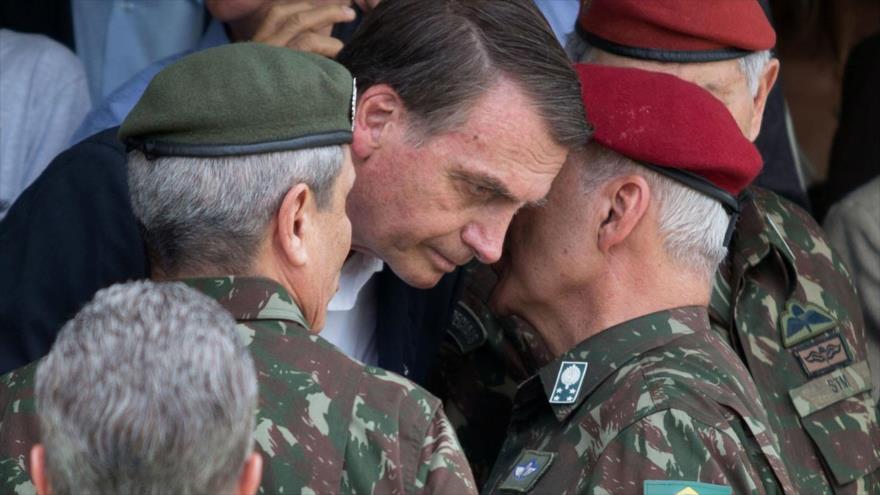 El presidente de Brasil, Jair Bolsonaro, durante una reunión con los comandantes del país sudamericano.