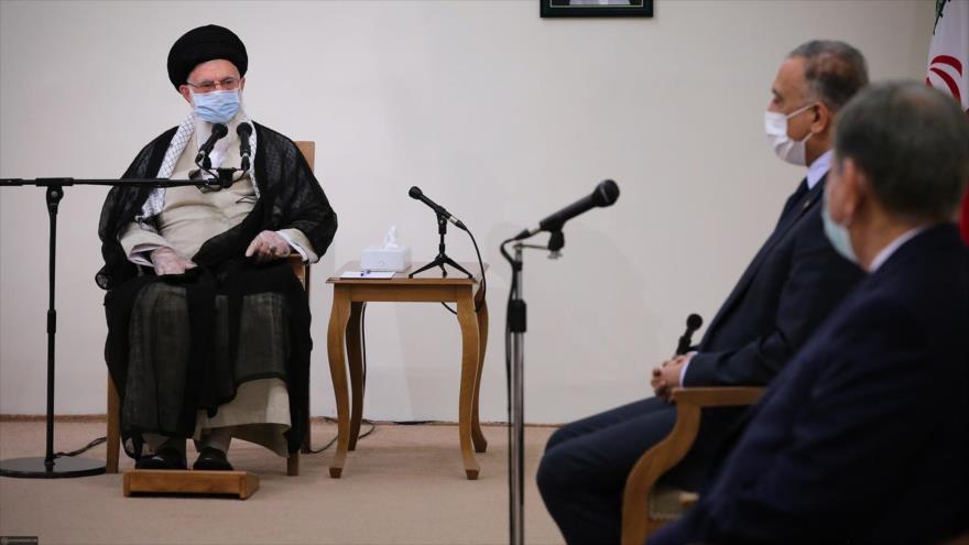 El Líder iraní, el ayatolá Seyed Ali Jamenei, reunido con el premier iraquí, Mustafa al-Kazemi, en Teherán, la capital persa. 21 de julio de 2020. (Foto: Khamenei.ir)