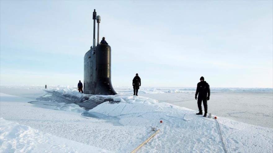 Marineros estadounidenses se ven junto a un submarino USS New Hampshire en el Ártico. (Foto: Reuters)