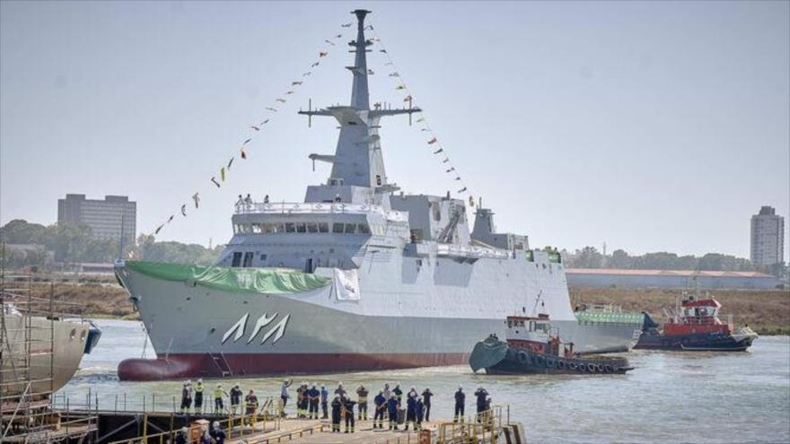La primera de las cinco corbetas que construye la empresa española Navantia para la Marina de Arabia Saudí botada en las aguas de la bahía de San Fernando de Cádiz, 22 de julio de 2020.