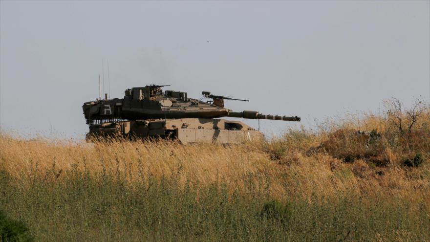 Un tanque del ejército israelí cerca de la zona fronteriza con El Líbano en la parte norteña de Palestina ocupada, 2 de junio de 2020. (Foto: AFP)