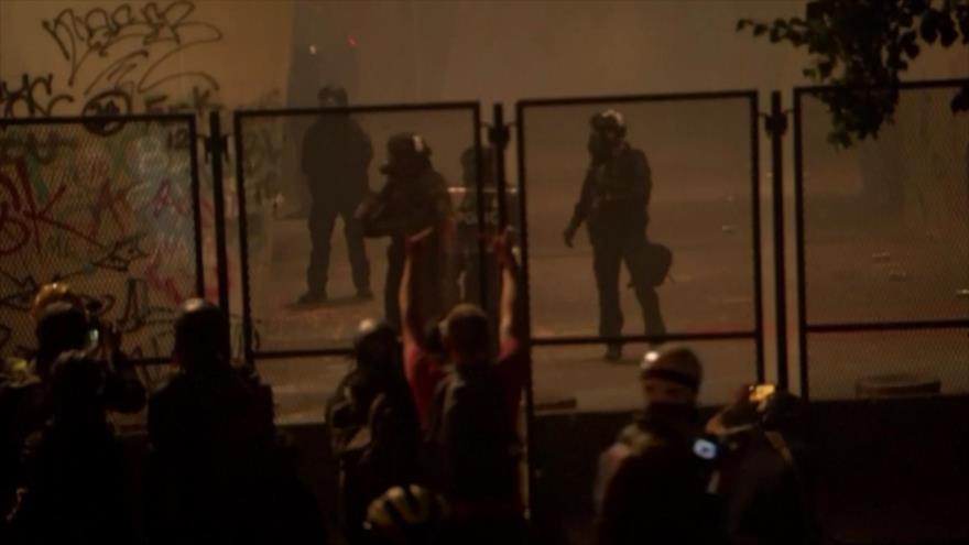 Policía de EEUU carga contra manifestantes en Portland | HISPANTV
