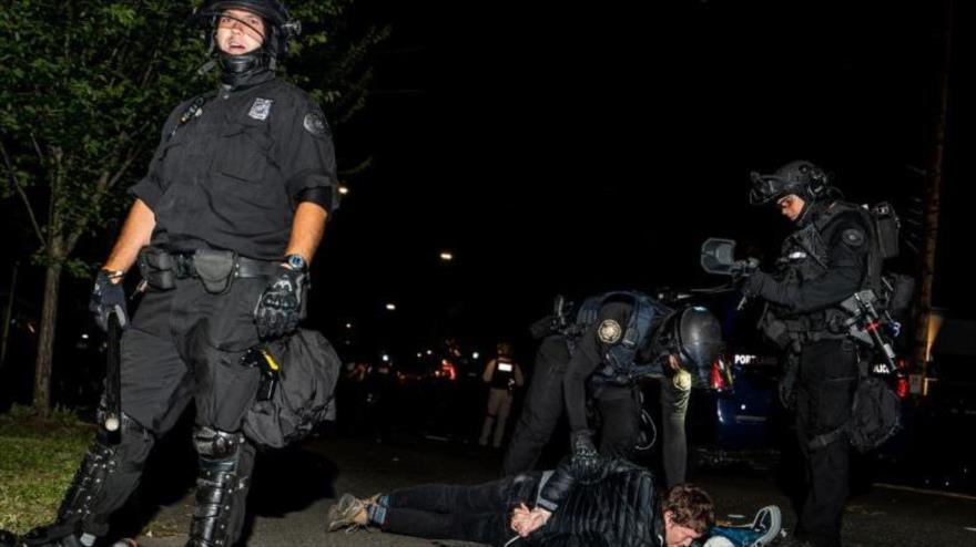 La policía de Portland realiza un arresto en North Lombard Street el 30 de junio de 2020.