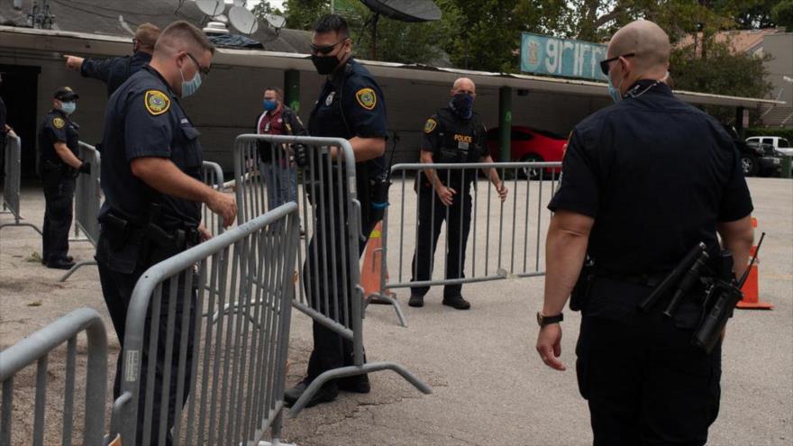 Agentes de policía levantan barricadas fuera del consulado de China en Houston, EE.UU., 24 de julio de 2020. (Foto: Reuters)