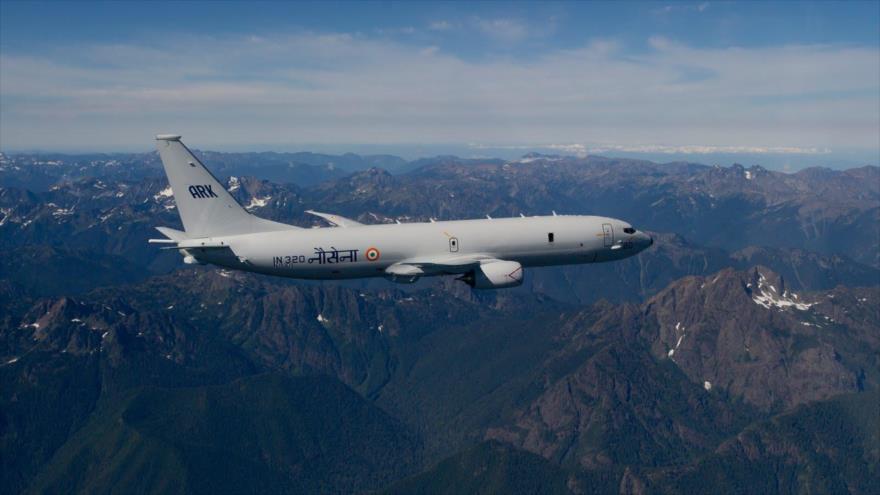  Un avión de reconocimiento P-8A Poseidon de la Armada de La India en pleno vuelo.